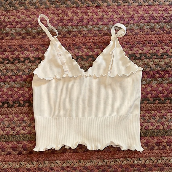 SUNZEL CREAM RIBBED SEAMLESS LETTUCE TRIM CROP TOP - Picture 3 of 3